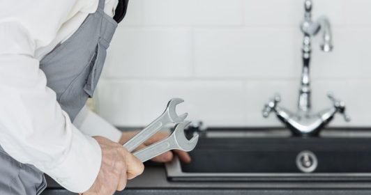 primer-plano-mecanico-trabajando