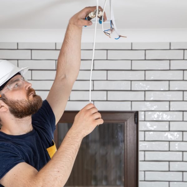 profesional-monos-herramientas-fondo-sitio-reparacion-concepto-renovacion-hogar